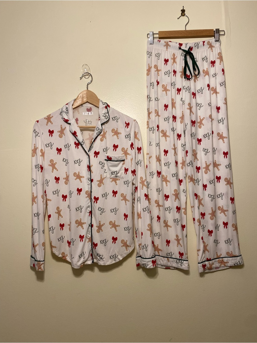 Katie J NYC White Kids Gingerbread Print Pajama Set. Size XS